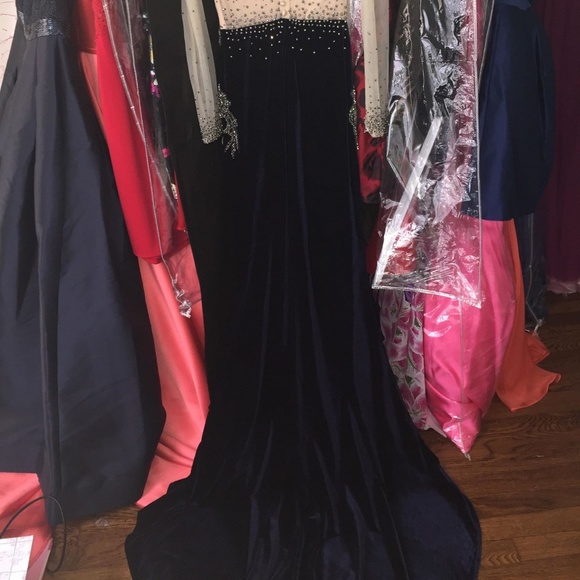 522 Azzure Couture, Beaded and Velvet Long sleeve - Picture 2 of 8